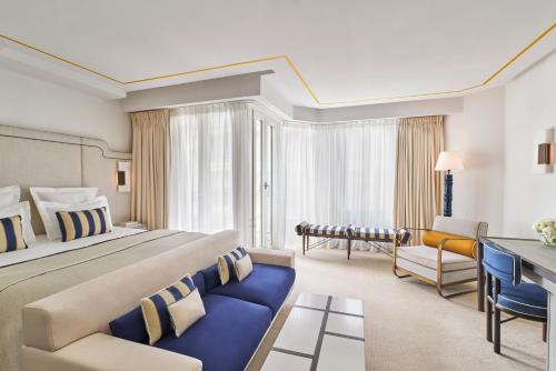 Junior Suite with Partial Sea View