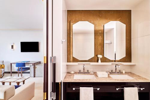 Junior Suite with Partial Sea View
