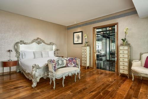 Suite with view