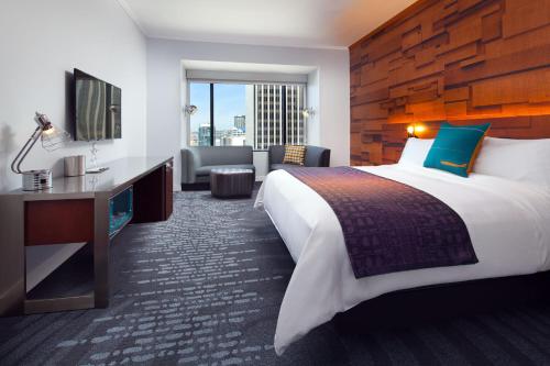Deluxe King Room with City View and Roll-in Shower - Mobility and Hearing Accessible/High Floor