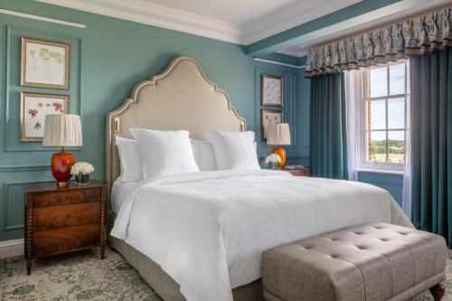 Oliver King Parlor Room