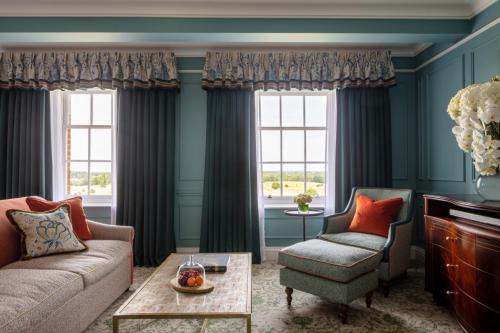 Oliver King Parlor Room