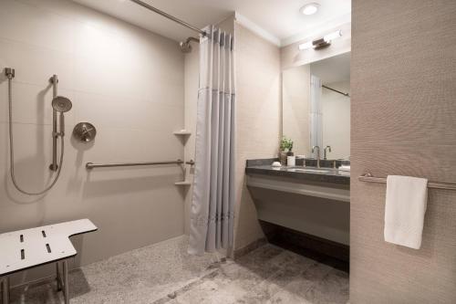 King Room with Balcony, Resort View and Adapted Tub - Mobility Accessible