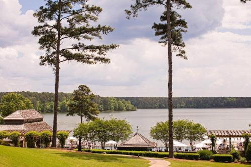 King Room with Balcony and Lake View - Hearing Accessible