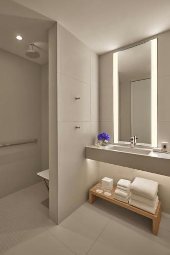 King Room with Times Square View and Roll-in Shower - Mobility Accessible