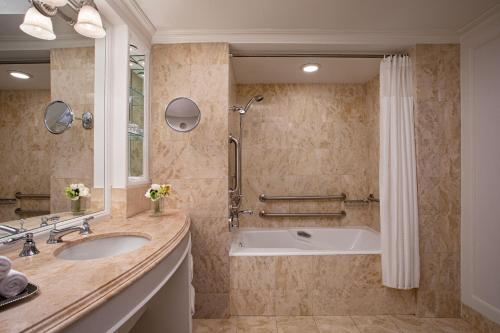 King Room with Avenue View and Adapted Tub - Mobility Accessible