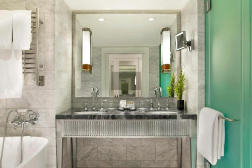 Superior King Room with Adapted Tub - Mobility Accessible