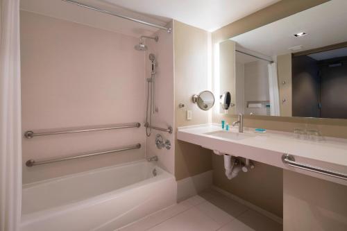 Spectacular King Room with Skyline View and Roll-in Shower - Mobility and Hearing Accessible