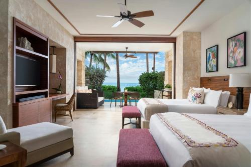 Beachfront King Room with Two King Beds and Roll-in Shower - Mobility and Hearing Accessible/Ground Floor