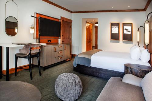 Deluxe King Room with Fireplace and Adapted Tub - Mobility Accessible