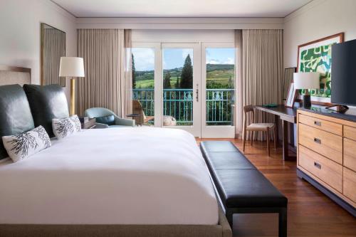Deluxe Room with Resort View and Roll-in Shower - Mobility Accessible