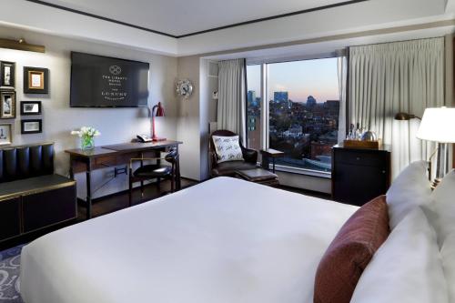 Grand Deluxe King Room with City View and Adapted Tub - Mobility and Hearing Accessible/Upper Floor