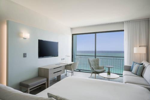 King Room with Ocean View and Adapted Tub - Mobility Accessible