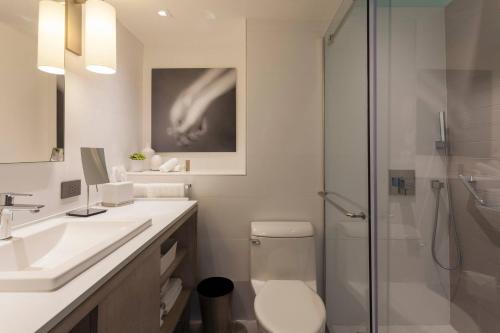King Room with Ocean View and Adapted Tub - Mobility Accessible