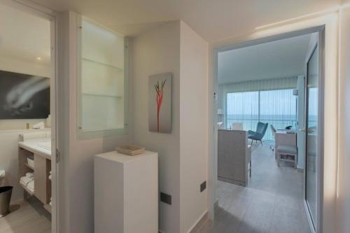 King Room with Ocean View and Adapted Tub - Mobility Accessible