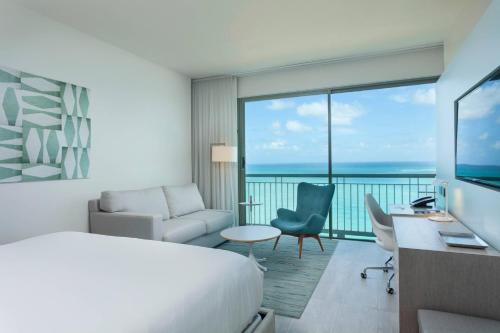 King Room with Ocean View and Adapted Tub - Mobility Accessible