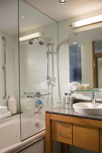 One-Bedroom King Suite with Balcony, City View and Roll-in Shower - Mobility Accessible