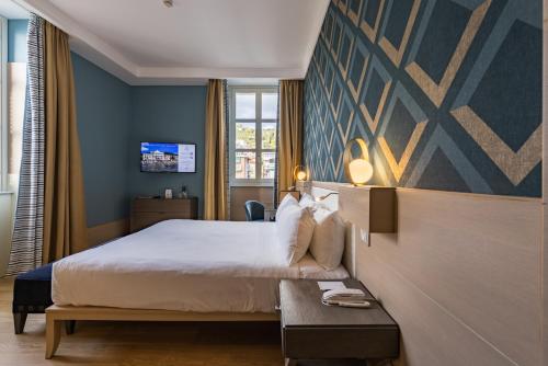 Double or Twin Room with Side Sea View