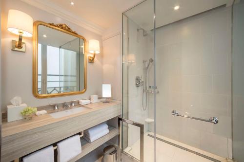 Deluxe Suite with View