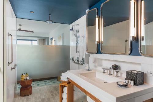 King Room with Ocean View and Roll-in Shower - Disability Access