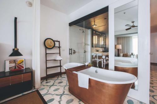 Deluxe King Room with Ocean View