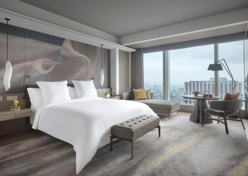 room_title_deluxe-room-city-view-king-n