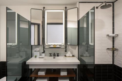 King Room with City View and Roll-In Shower - Disability Access