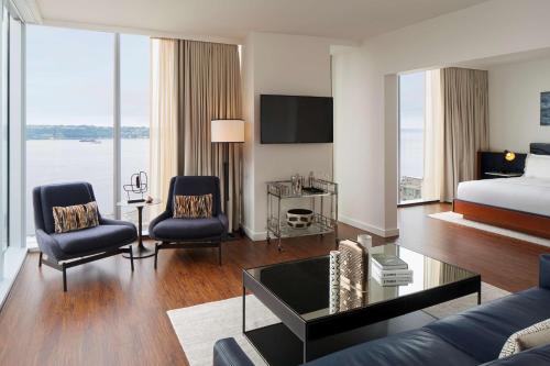 Studio Suite with Water View and Accessible Shower - Disability Access