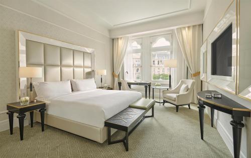 Deluxe King Room with City View