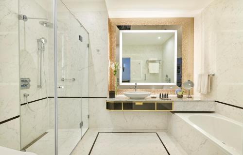 Deluxe King Room with City View