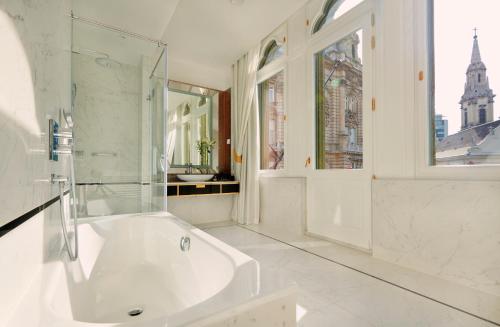 Corner Suite
