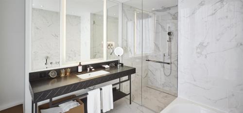 King Suite with Park View