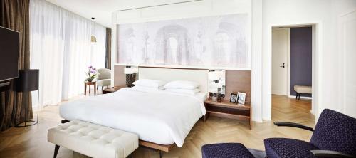 Premium King Suite with Skyline View