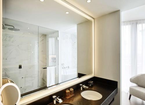 Premium King Suite with Skyline View