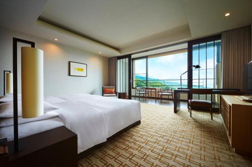 Twin room with mountain view