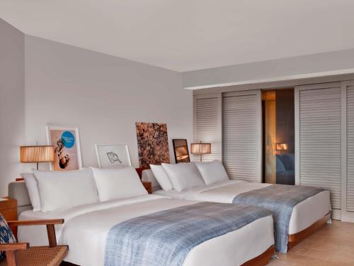 Queen Room with Two Queen Beds and Accessible Shower - Disability Access