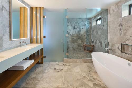 Three-Bedroom Ilikai Penthouse Villa with Ocean View, Two King and Two Queen Beds