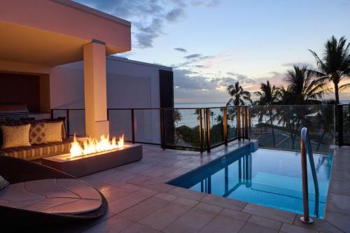 Three-Bedroom Ilikai Penthouse Villa with Ocean View, Two King and Two Queen Beds