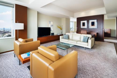 Diplomat Suite with One King Bed