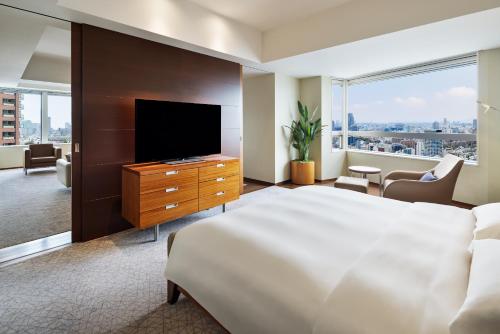 Diplomat Suite with One King Bed