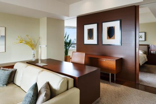 Diplomat Suite with One King Bed