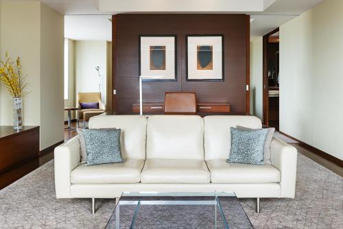 Diplomat Suite with One King Bed