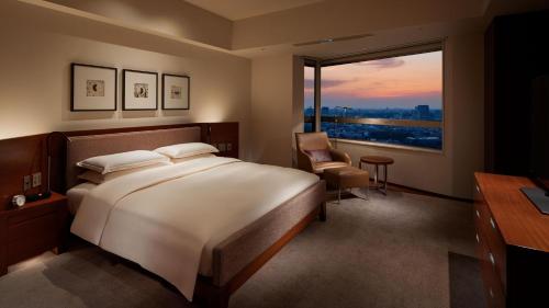 Grand Executive Suite with One King Bed
