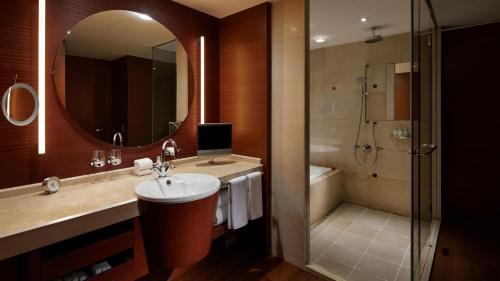 Grand Executive Suite with One King Bed