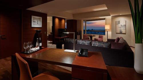 Grand Executive Suite with One King Bed
