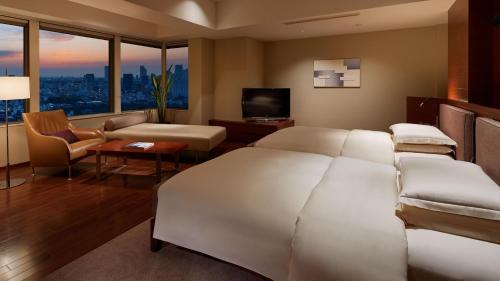 Diplomat Suite with Two Single Beds