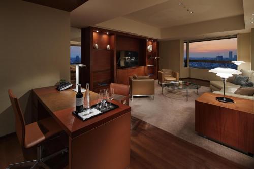 Diplomat Suite with Two Single Beds