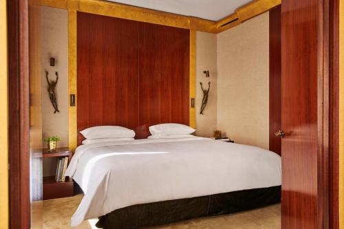 Executive Suite with Paix View