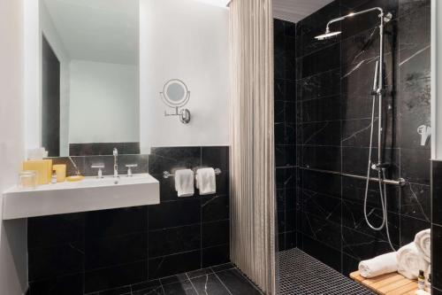 King Room with Accessible Shower - Disability Access