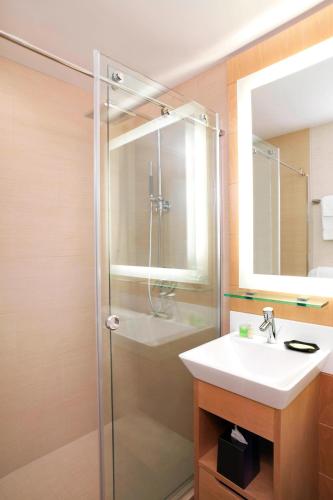 King Room with City View and Roll-in Shower - Mobility Accessible